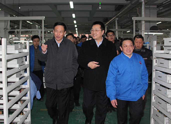 彩虹集團董事長劉榮富帶葛市長等相關(guān)領導視察車間