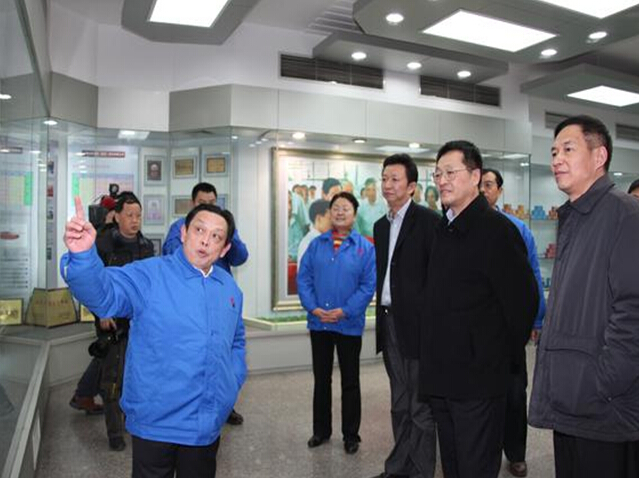 彩虹集團董事長劉榮富向葛市長等相關(guān)領導介紹公司發(fā)展史