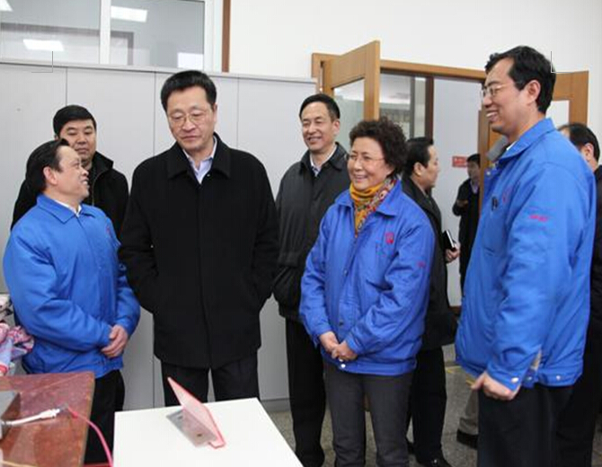 彩虹集團董事長帶葛市長等相關(guān)領導視察質(zhì)量中心