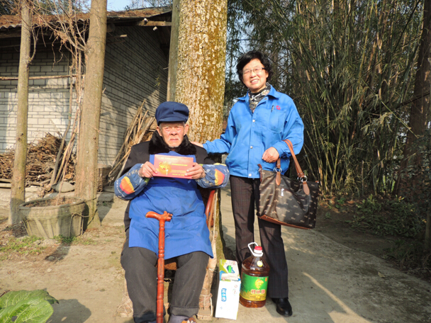 彩虹集團(tuán)到崇州看望退休老職工