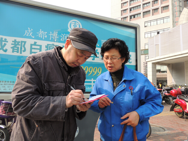 彩虹集團(tuán)困難職工領(lǐng)取慰問金