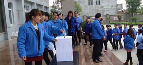 彩虹集團(tuán)中南分公司為蘆山地震災(zāi)區(qū)同胞獻(xiàn)愛心