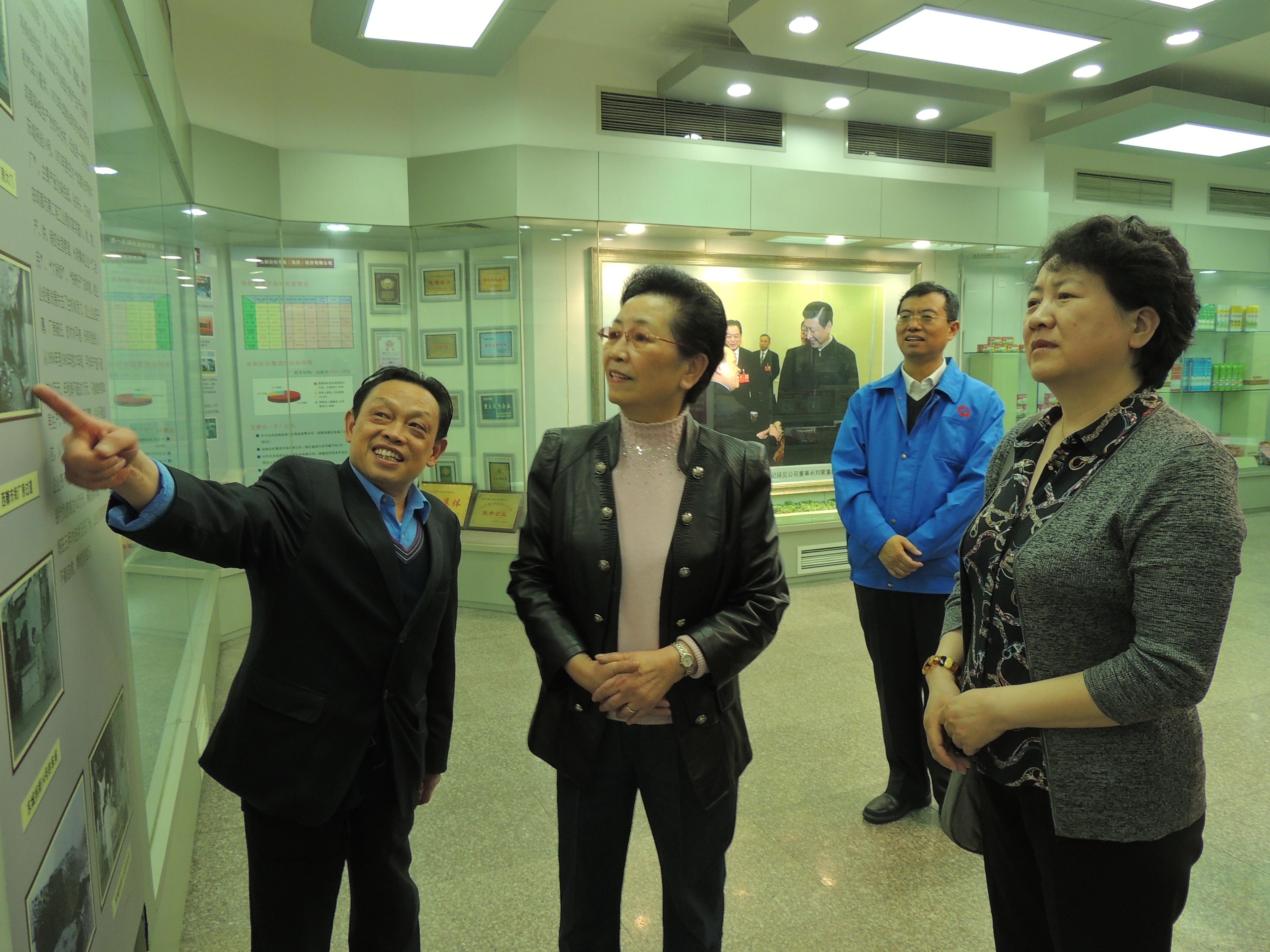潘會(huì)長參觀陳列室