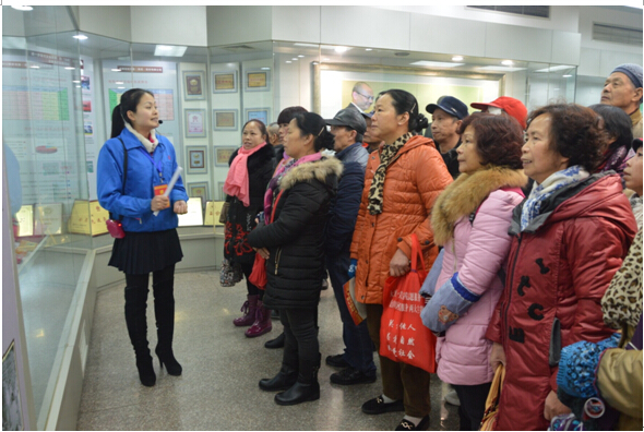 市民代表參觀彩虹集團(tuán)陳列室 市民代表參觀彩虹集團(tuán)陳列室