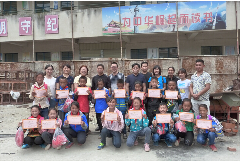 彩虹集團黨支部與學生合影