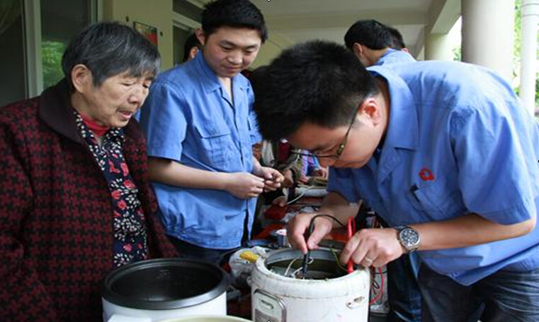 彩虹青年為老人們維修電器