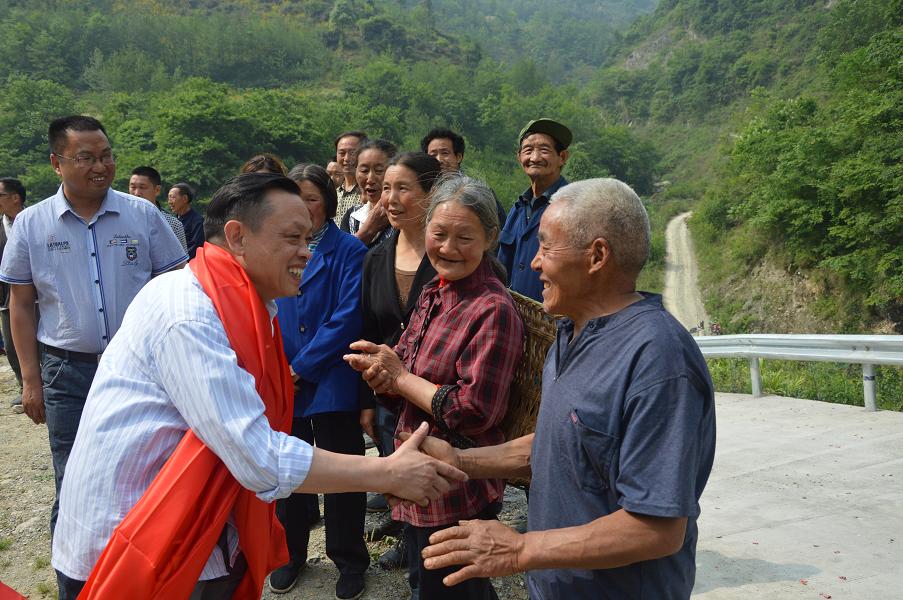 彩虹集團(tuán)劉榮富董事長(zhǎng)與平溝村村民