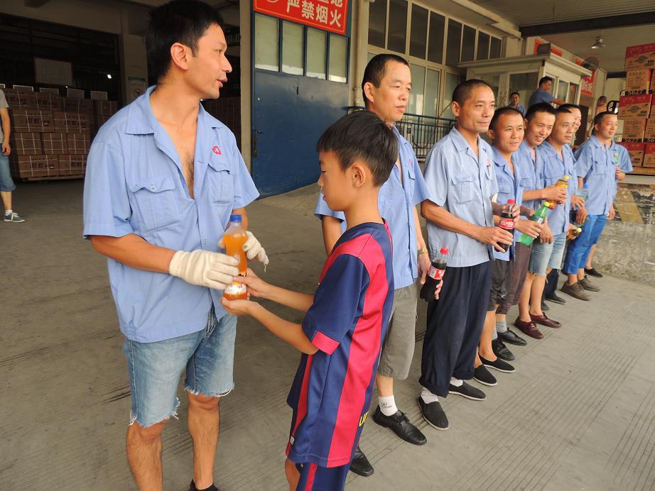彩虹暑假班的孩子給搬運工叔叔們送水