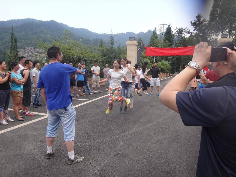 彩虹集團(tuán)營銷中心跳繩活動(dòng)