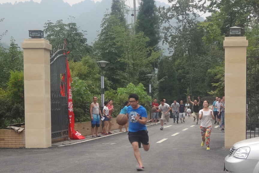 彩虹集團(tuán)營銷中心運(yùn)球接力跑比賽