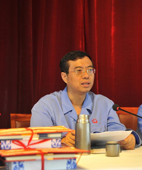 成都彩虹集團總經理黃朝萬同志