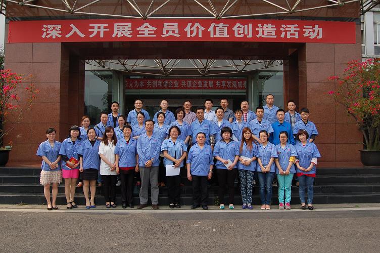 成都彩虹集團通訊員團隊與公司領(lǐng)導(dǎo)合影