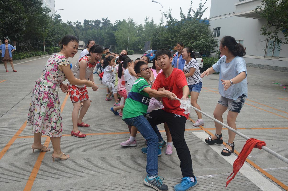 2015年彩虹暑假班趣味運(yùn)動(dòng)會(huì)之拔河比賽