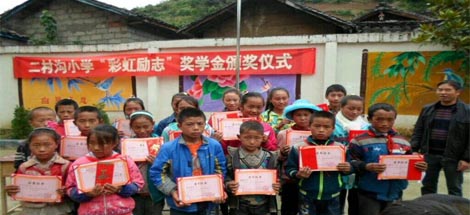 成都彩虹集團營銷中心赴西昌冕寧沙壩鎮(zhèn)二村溝小學(xué)捐資助學(xué)