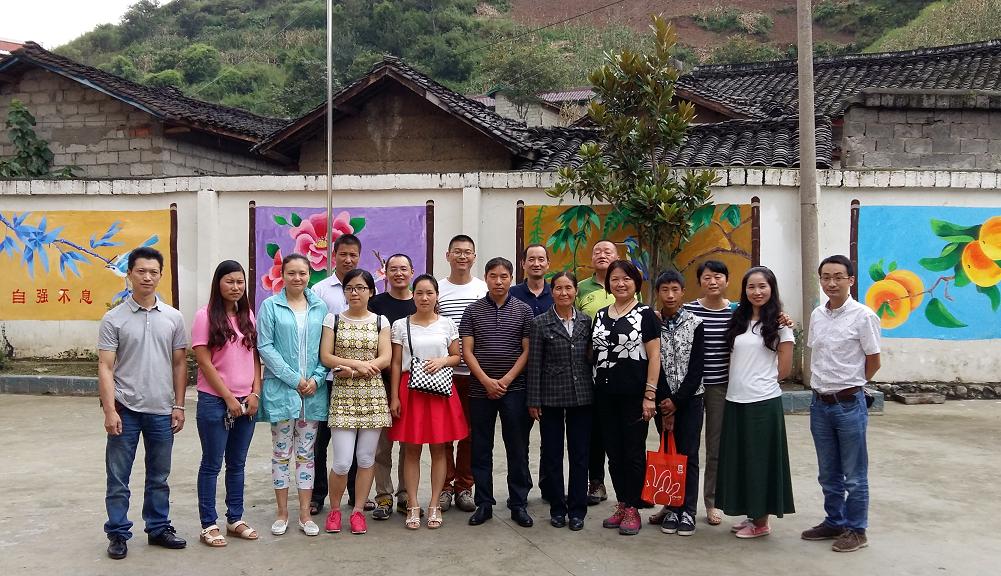 全校老師同成都彩虹集團(tuán)一行人合影留念
