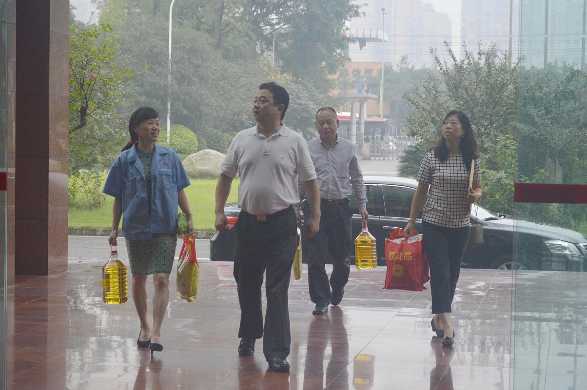 成都市總工會領導到成都彩虹集團慰問困難職工