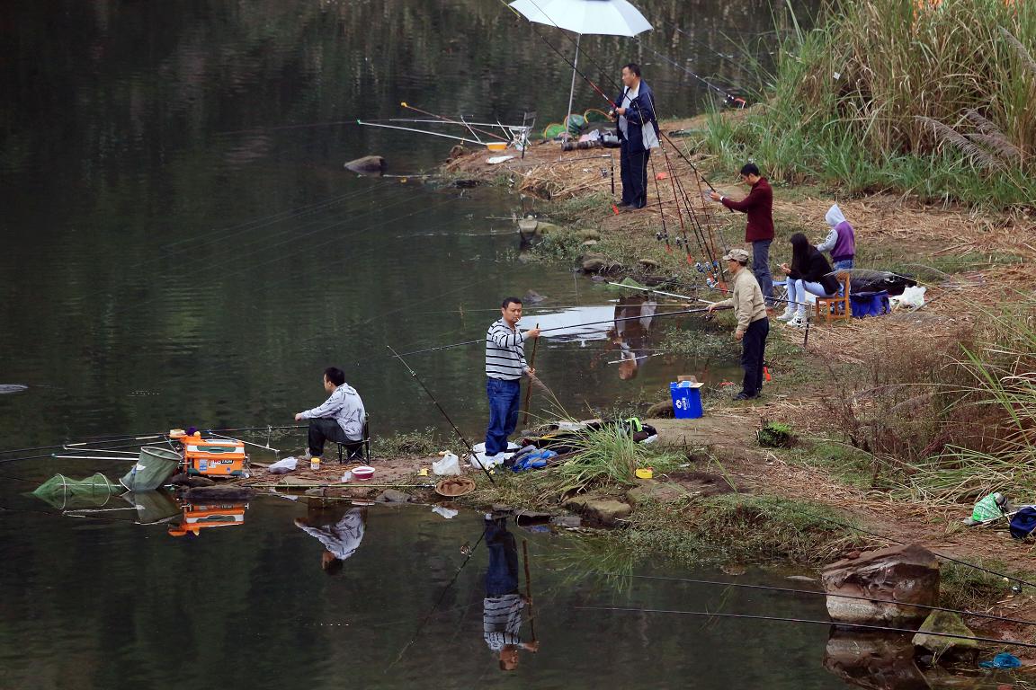 成都彩虹集團(tuán)組織員工釣魚活動
