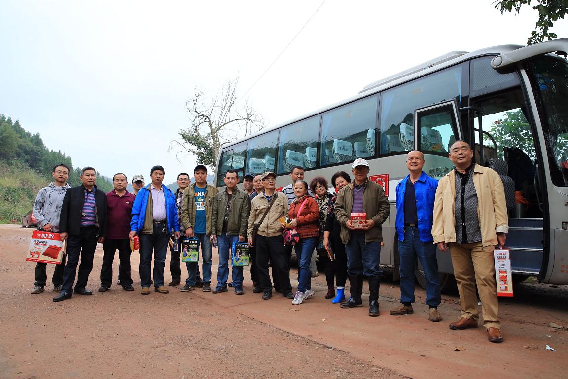 成都彩虹集團(tuán)組織員工釣魚活動