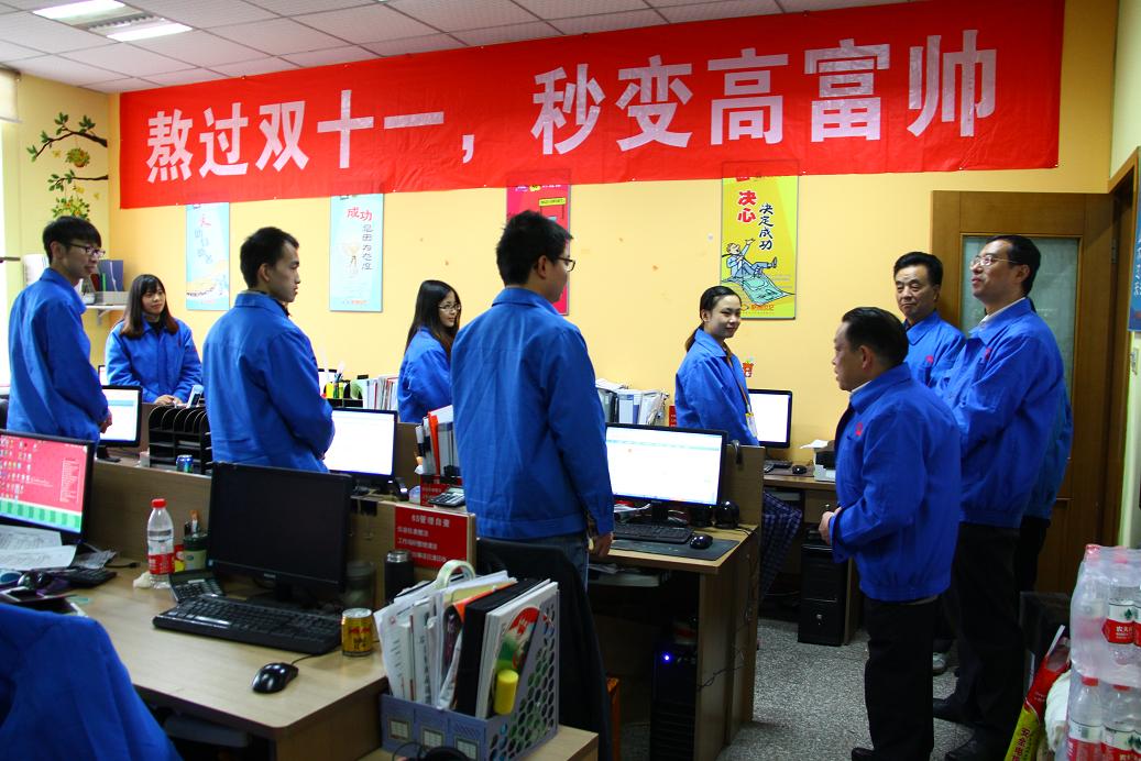 成都彩虹集團(tuán)劉榮富董事長(zhǎng)等領(lǐng)導(dǎo)到電子商務(wù)部表示祝賀