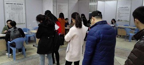 成都彩虹集團(tuán)參加2015年成都市重點(diǎn)企業(yè)湖南大學(xué)招聘會(huì)