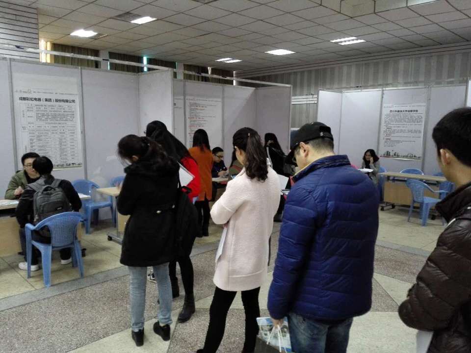成都彩虹集團參加2015年成都市重點企業(yè)湖南大學(xué)招聘會
