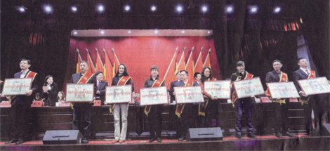 成都彩虹集團(tuán)榮獲2015年度“3主導(dǎo)+1特色”產(chǎn)業(yè)納稅十強(qiáng)企業(yè)榮譽(yù)稱號(hào)