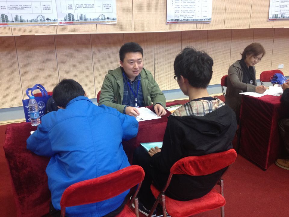 成都彩虹集團(tuán)等25家成都市重點(diǎn)企事業(yè)單位赴廣州招聘