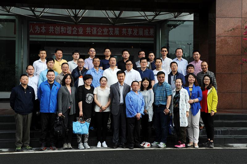 “領(lǐng)軍人才家電行業(yè)高級(jí)研修班”的同學(xué)們參觀成都彩虹集團(tuán)