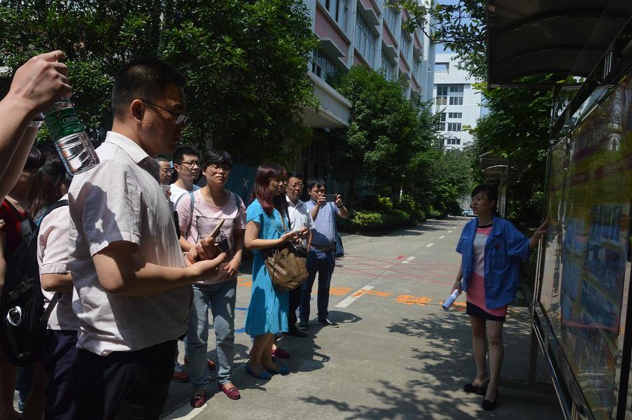 成華區(qū)各企業(yè)工會(huì)主席到成都彩虹集團(tuán)學(xué)習(xí)廠務(wù)公開標(biāo)準(zhǔn)化工作