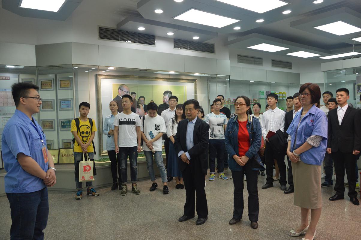 四川大學(xué)錦城學(xué)院師生到成都彩虹集團(tuán)參觀學(xué)習(xí)交流