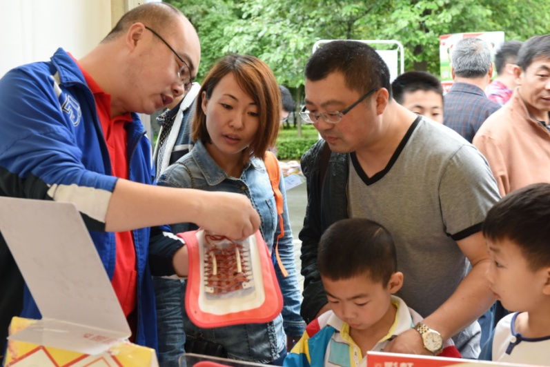 成都彩虹集團(tuán)科普基地參加2016年四川省暨成都市科技活動周