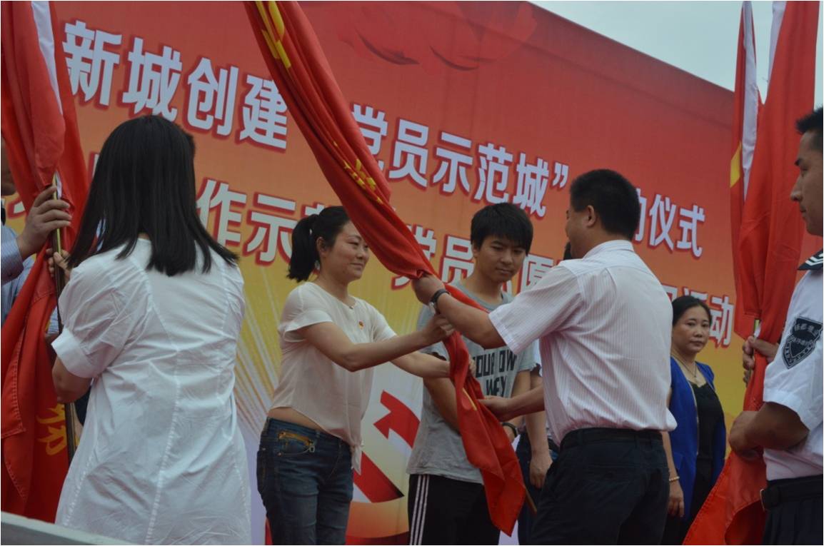 深入推進(jìn)“兩學(xué)一做”成都彩虹集團(tuán)積極參加志愿服務(wù)黨日活動
