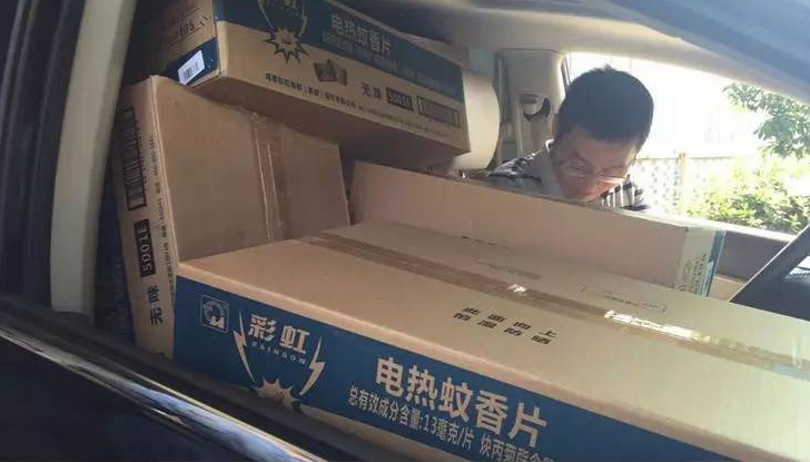 副駕駛也是愛心物資