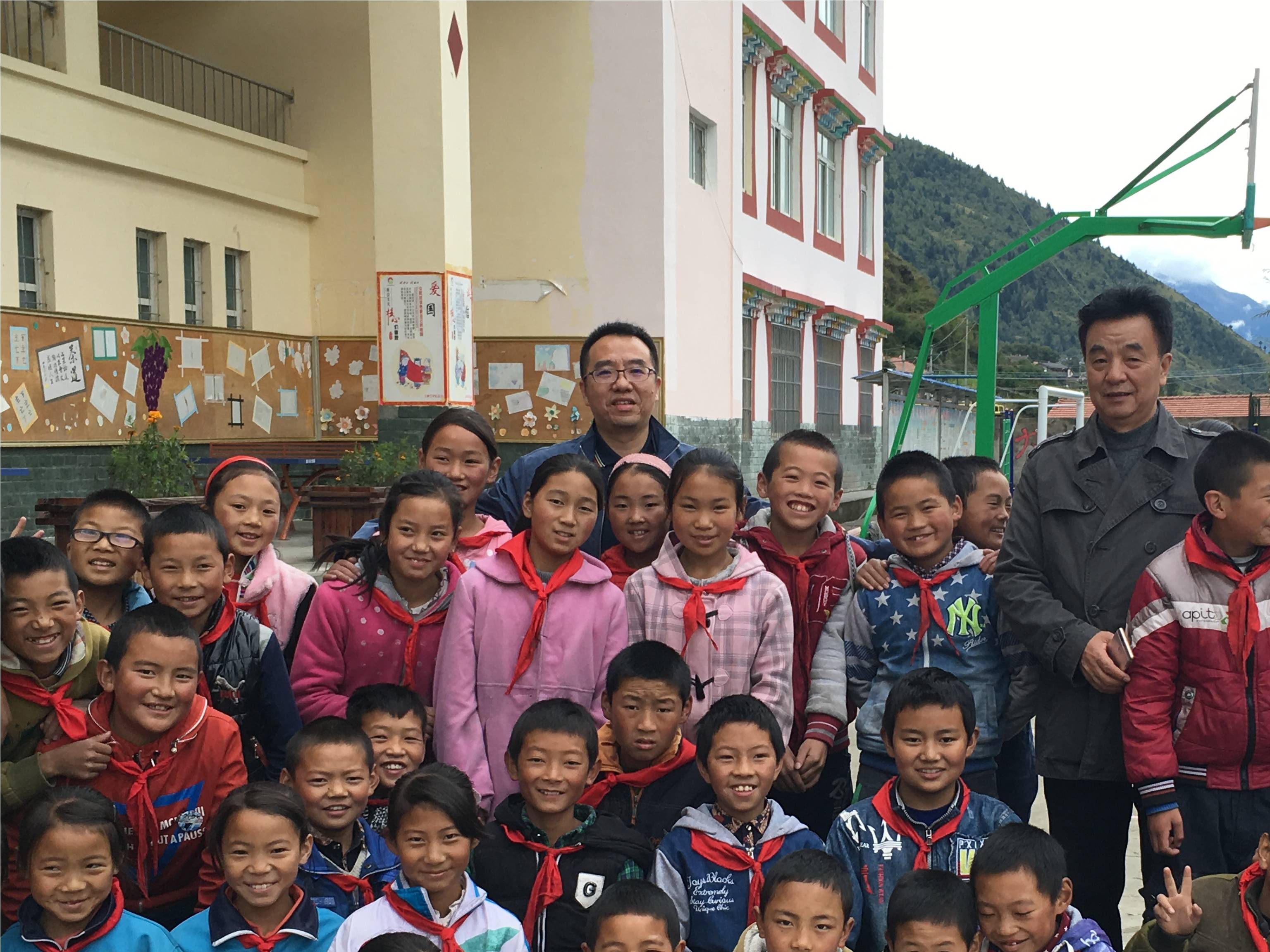 成都彩虹集團領導與小金縣兩河口鎮(zhèn)學生合影