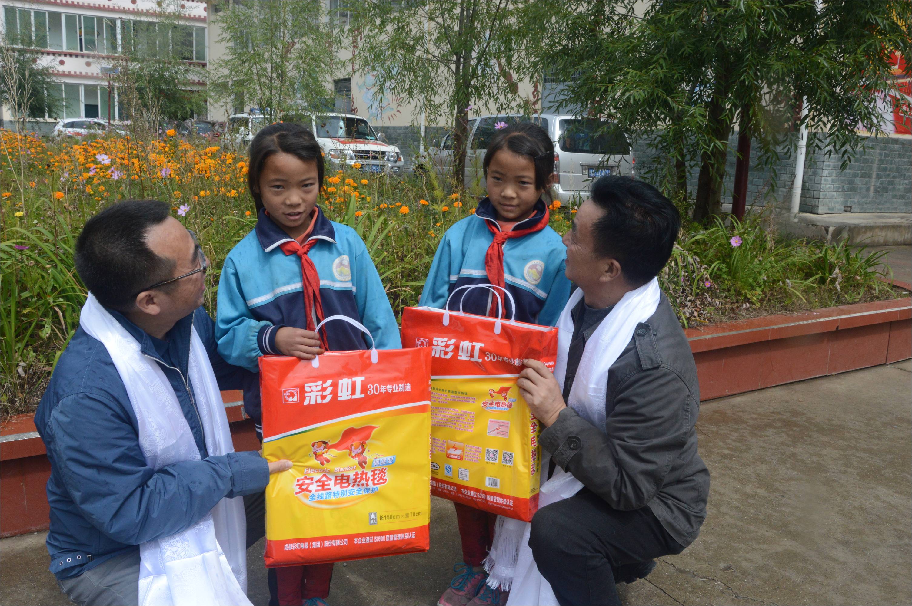 成都彩虹集團領導與小金縣兩河口鎮(zhèn)小學生親切交談