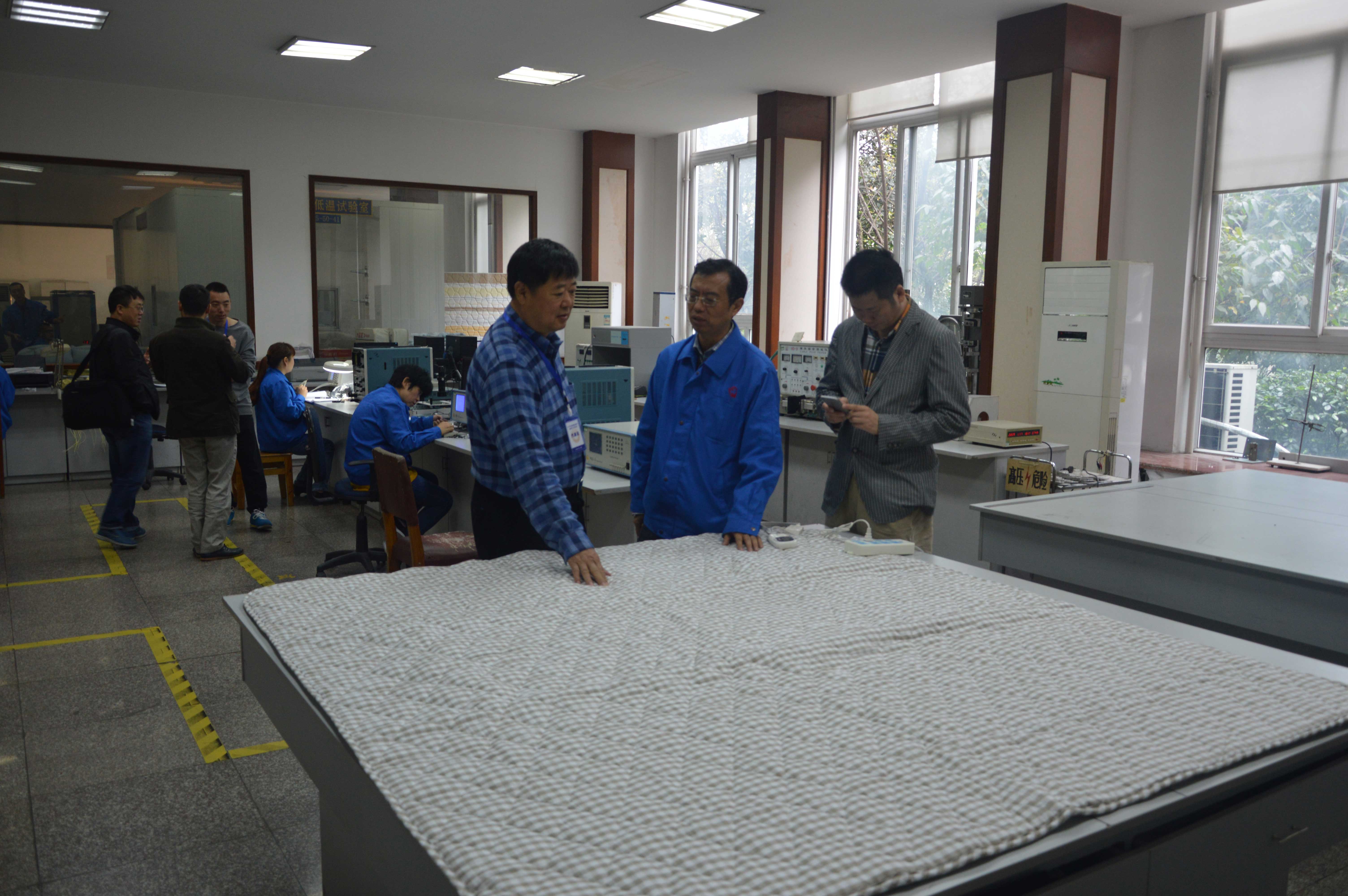成都彩虹總經(jīng)理黃朝萬陪同工信部及企業(yè)代表參觀質(zhì)量中心