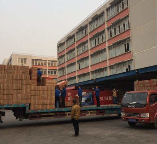 成都彩虹集團(tuán)成品庫前員工們加班發(fā)貨