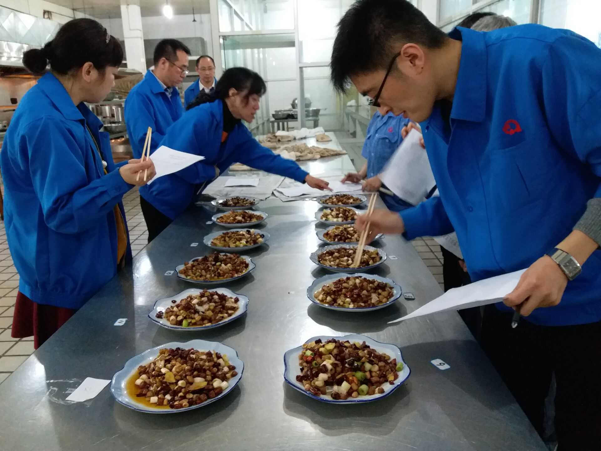 成都彩虹集團(tuán)舉辦“技能成就夢想”首屆烹飪技能大賽