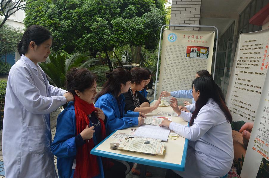 成都彩虹集團邀請中醫(yī)骨科專家到公司為員工義診
