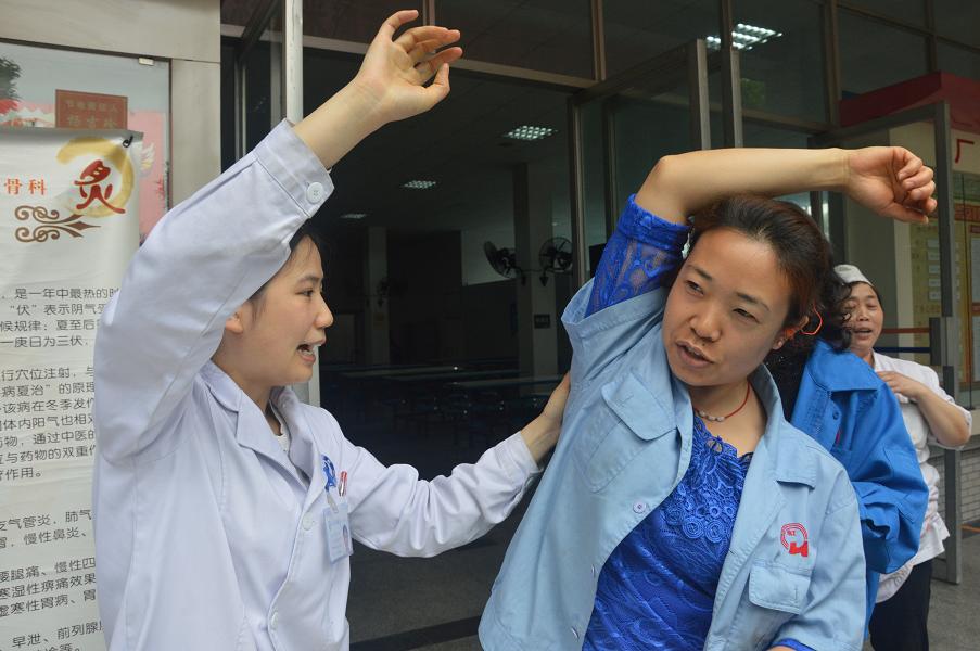 成都彩虹集團邀請中醫(yī)骨科專家到公司為員工義診