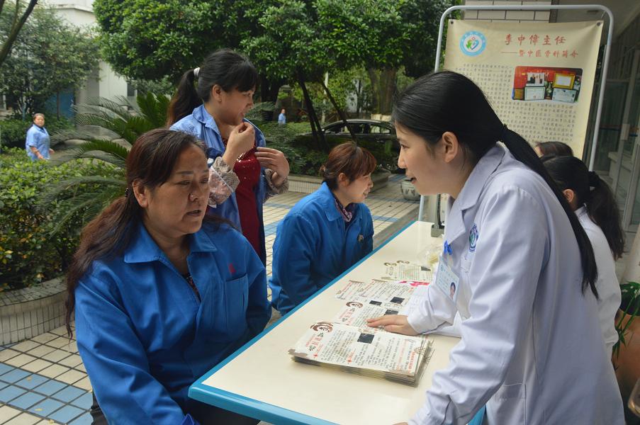 成都彩虹集團邀請中醫(yī)骨科專家到公司為員工義診