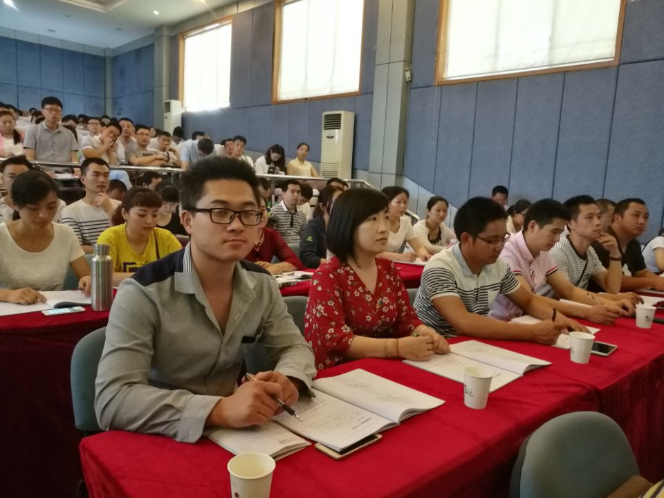 成都彩虹集團(tuán)電熱毯車間安佳虹參加卓越班組長管理技能提升培訓(xùn)