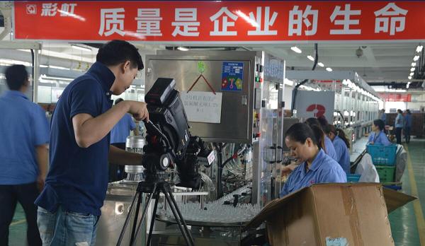 中央二臺消費主張欄目組走進成都彩虹集團