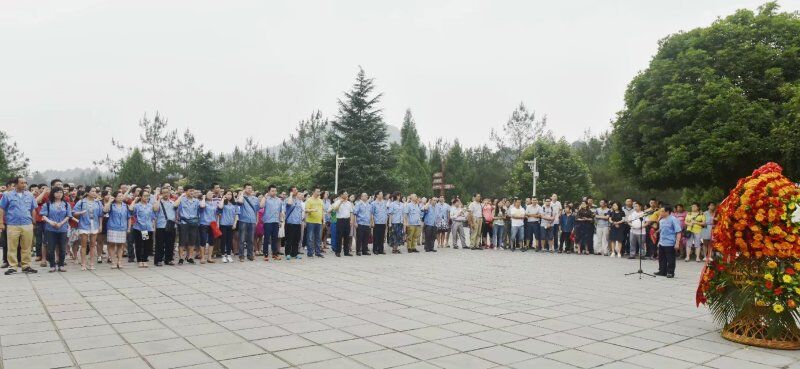 成都彩虹集團(tuán)黨委舉行2017年專題組織生活