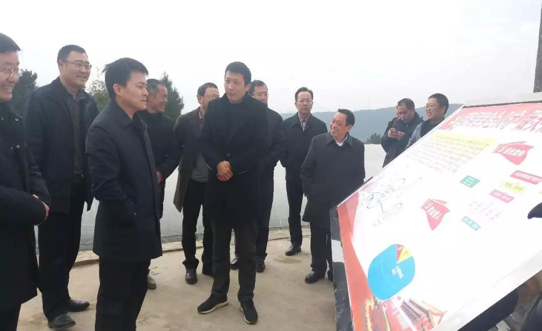 成都彩虹集團劉榮富董事長陪同萬局長現(xiàn)場查看了省工商局出資建設(shè)的村民活動中心