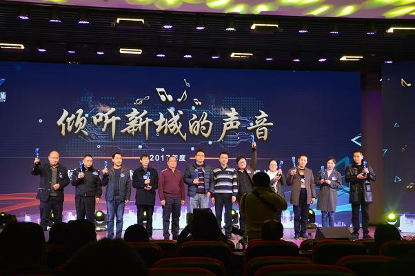 圖左四為彩虹集團取暖器車間主任李永發(fā)