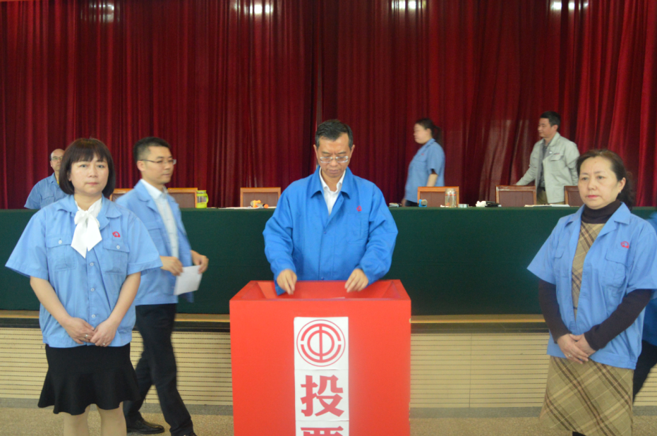 成都彩虹集團(tuán)召開第十屆五次職工代表大會(huì)投票表決三項(xiàng)提案