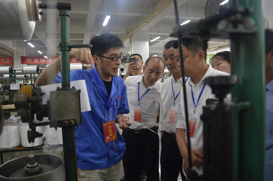 眉山市兩新黨組織書記示范培訓(xùn)班參觀成都彩虹集團制線車間