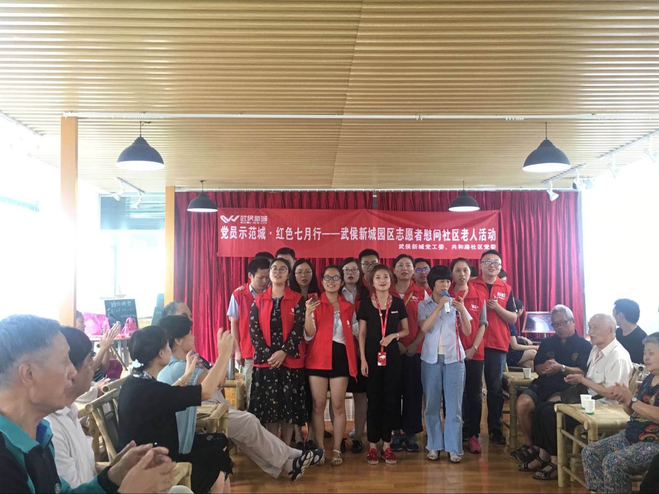 成都彩虹集團(tuán)七彩青年志愿隊(duì)參加慰問社區(qū)老人活動(dòng)