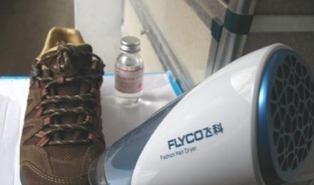 使用吹風機干鞋